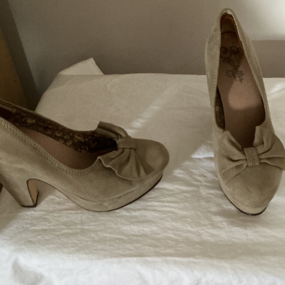 Seychelles Beige Women's platforms  with Bow Accent